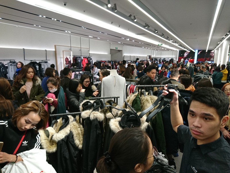 Dân Việt chen lấn mệt mỏi trong ngày mua sắm Black Friday ảnh 8