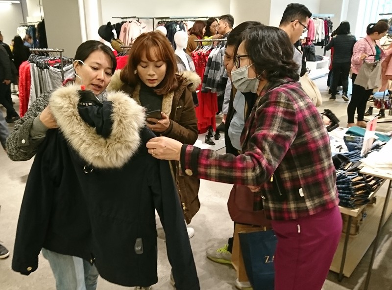 Dân Việt chen lấn mệt mỏi trong ngày mua sắm Black Friday ảnh 9