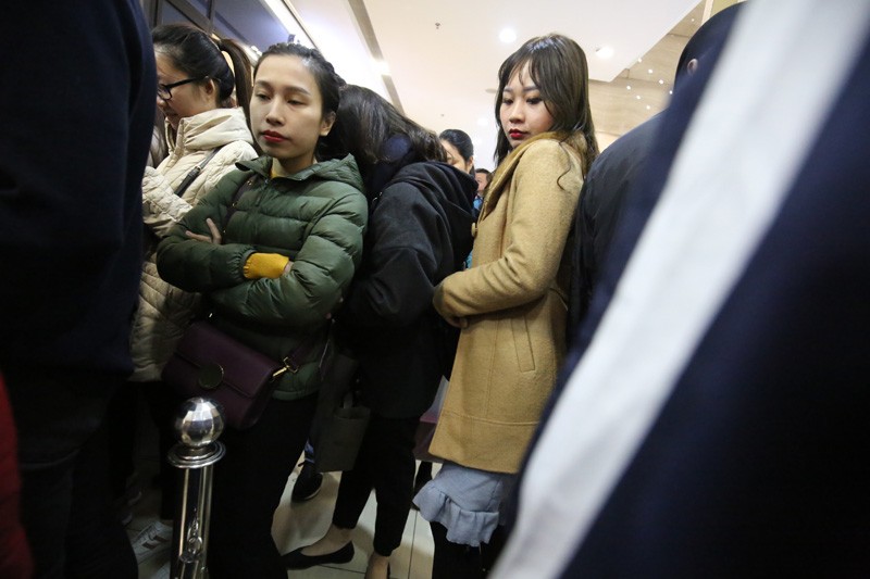 Dân Việt chen lấn mệt mỏi trong ngày mua sắm Black Friday ảnh 6