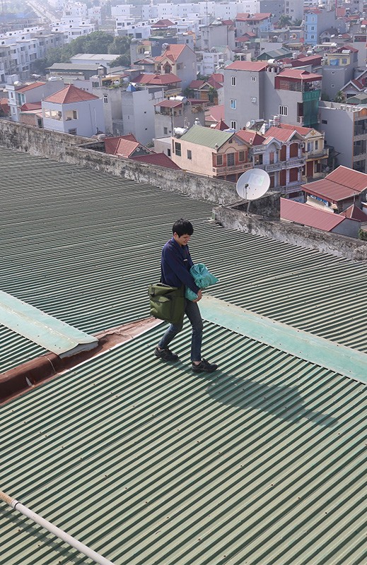 Hà Nội: Thang máy hỏng người dân liều mình đi lối lửng lơ giữa trời ảnh 9