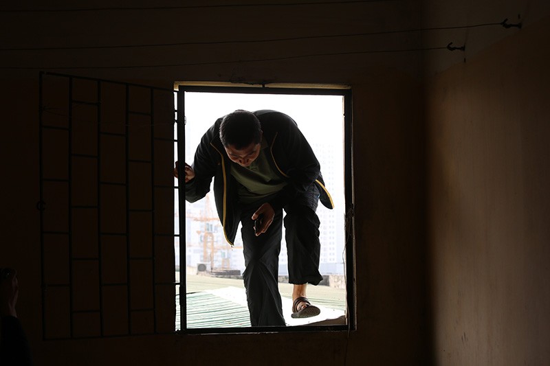 Hà Nội: Thang máy hỏng người dân liều mình đi lối lửng lơ giữa trời ảnh 8