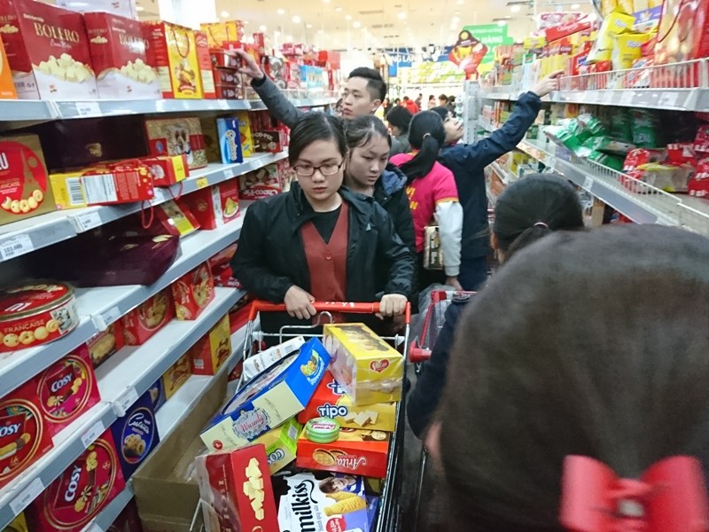Vã mồ hôi mua sắm trong siêu thị ngày cận Tết ảnh 5
