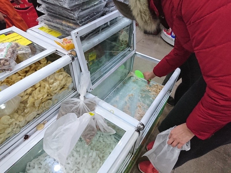 Vã mồ hôi mua sắm trong siêu thị ngày cận Tết ảnh 6