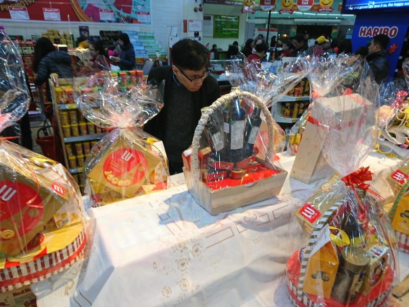 Vã mồ hôi mua sắm trong siêu thị ngày cận Tết ảnh 10