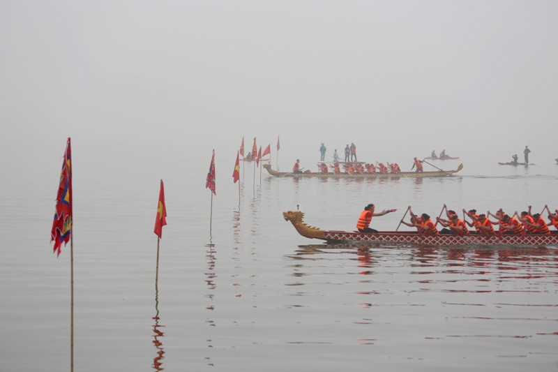 Người Hà Nội đội mưa rét xem đua thuyền rồng ảnh 9