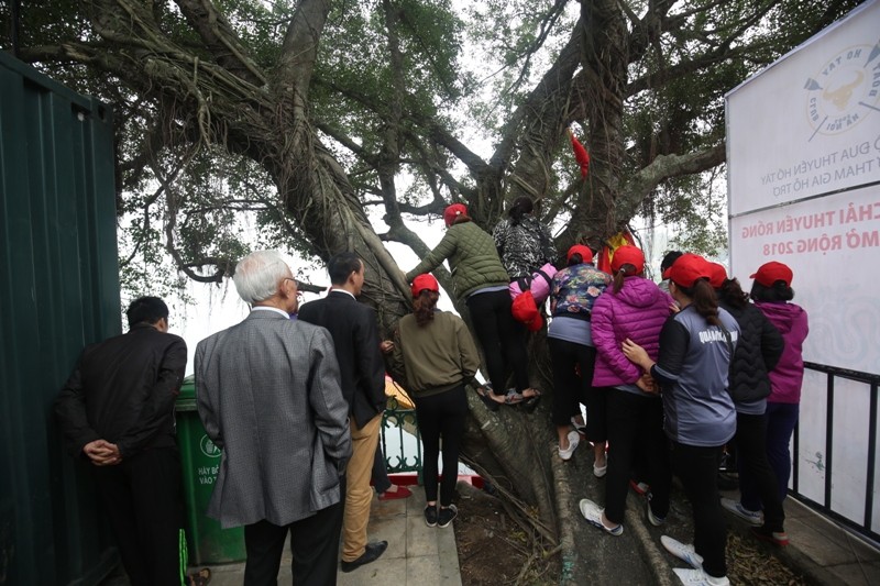 Người Hà Nội đội mưa rét xem đua thuyền rồng ảnh 6