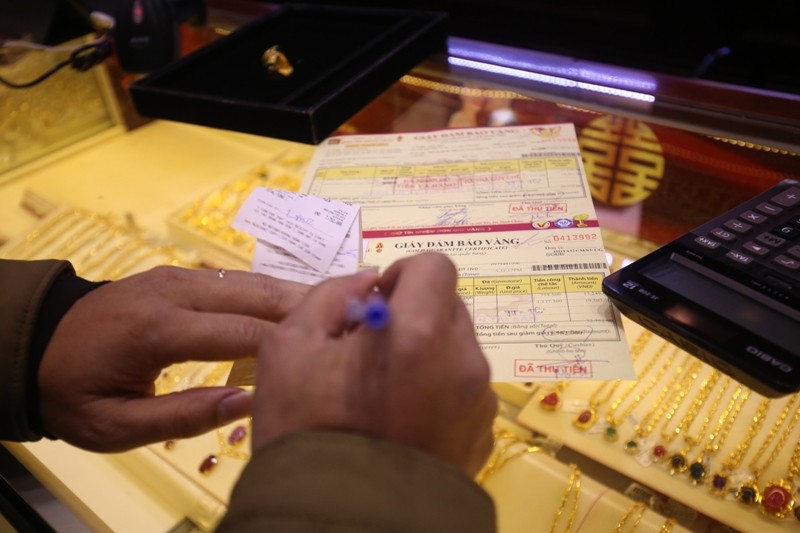 Lại xếp hàng mua vàng giấy trước ngày Thần tài ảnh 6