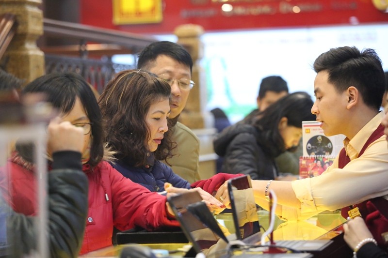 Lại xếp hàng mua vàng giấy trước ngày Thần tài ảnh 2