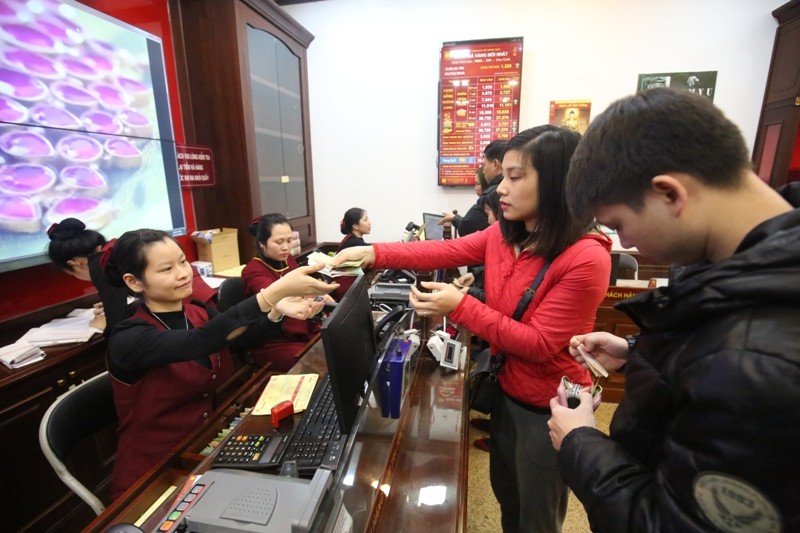 Lại xếp hàng mua vàng giấy trước ngày Thần tài ảnh 5