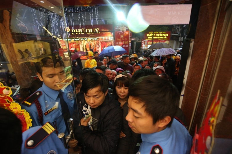 Chen lấn nghẹt thở trước các cửa hiệu vàng trong ngày Thần tài ảnh 9