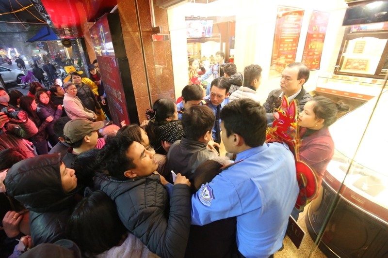 Chen lấn nghẹt thở trước các cửa hiệu vàng trong ngày Thần tài ảnh 5