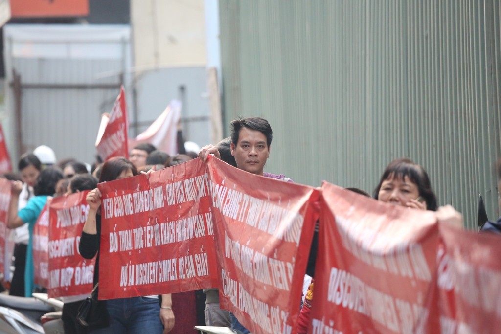 Khách hàng Dự án Discovery Complex 302 Cầu Giấy căng băng rôn phản đối chủ đầu tư ảnh 3