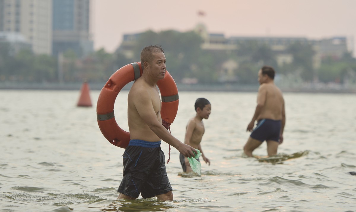 Nắng nóng đỉnh điểm, người Hà Nội ngâm mình dưới “biển” giữa thành phố ảnh 7