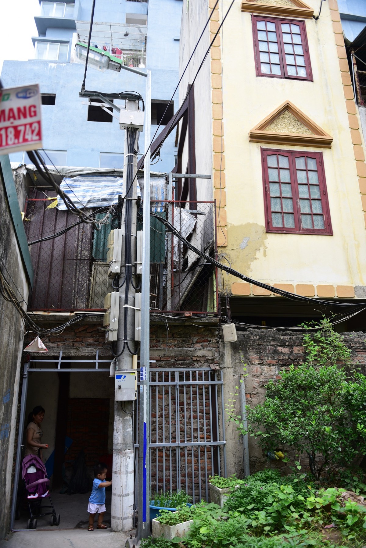 Hà Nội: Người dân sống thấp thỏm trong nhà bọc sắt ảnh 3