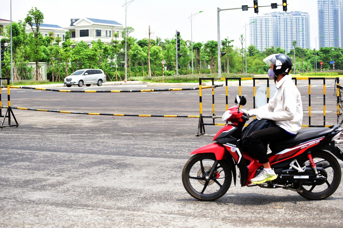 Hà Nội: Tuyến đường 8 làn xe nối 3 quận đã hoàn thiện nhưng vẫn bị rào ảnh 10