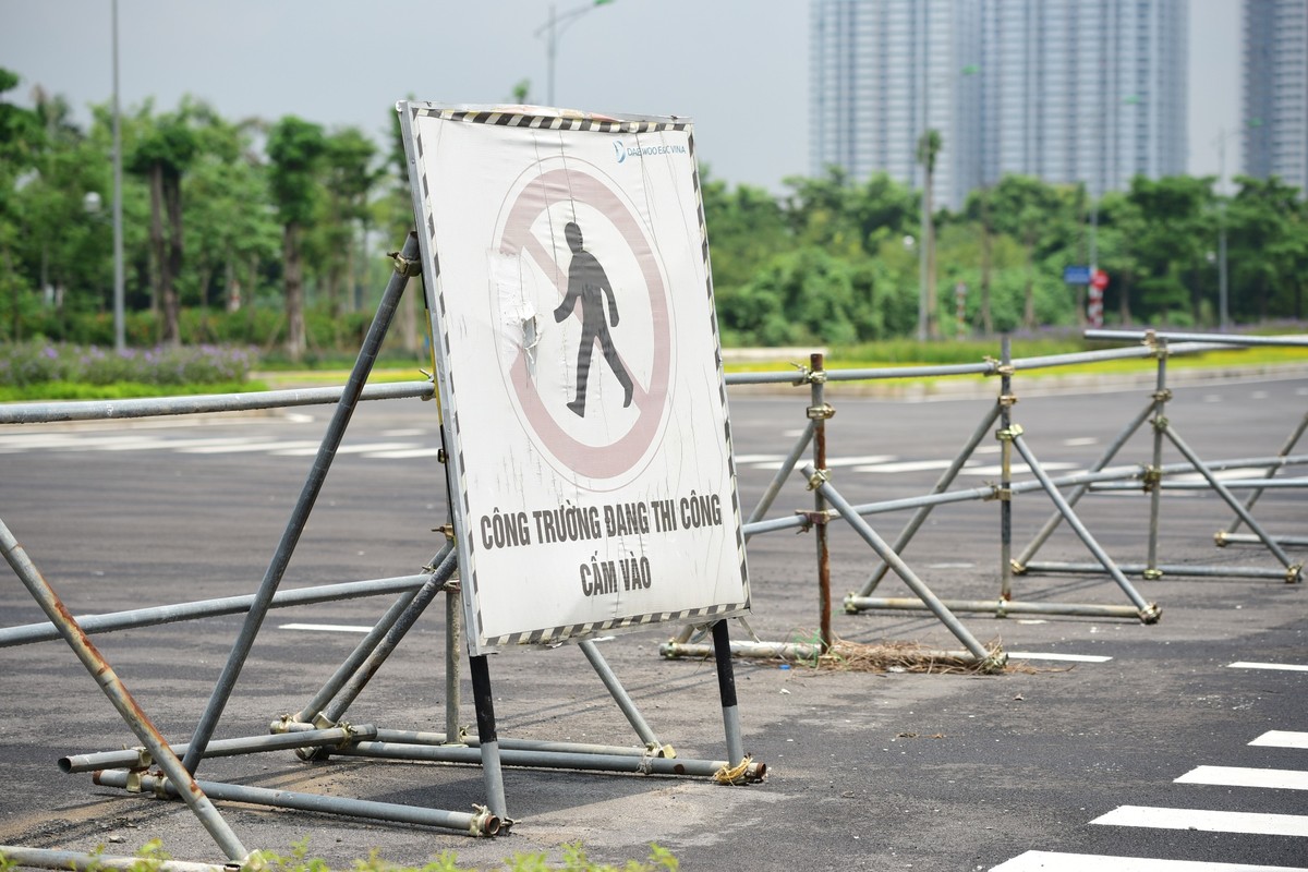 Hà Nội: Tuyến đường 8 làn xe nối 3 quận đã hoàn thiện nhưng vẫn bị rào ảnh 12