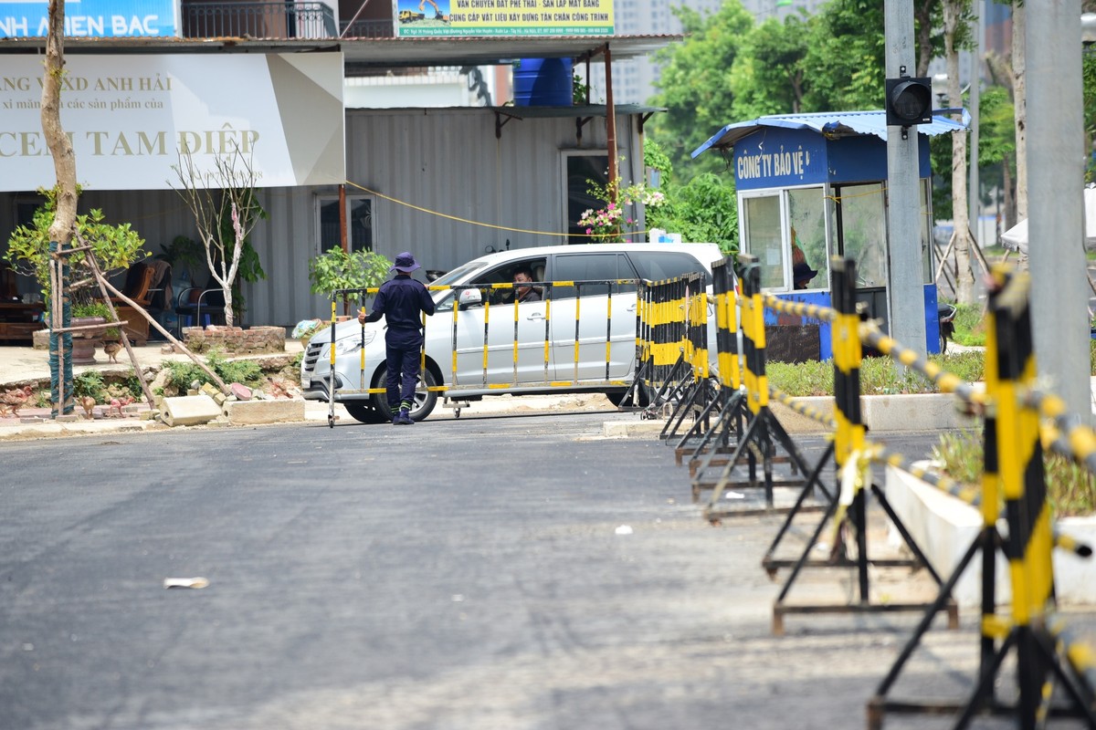 Hà Nội: Tuyến đường 8 làn xe nối 3 quận đã hoàn thiện nhưng vẫn bị rào ảnh 11