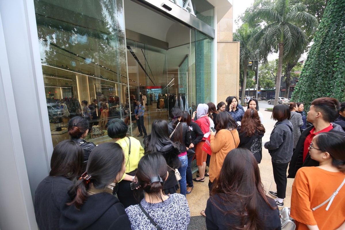 Hôm nay là ngày Black Friday, các trung tâm mua sắm vẫn như... ngày thường ảnh 3