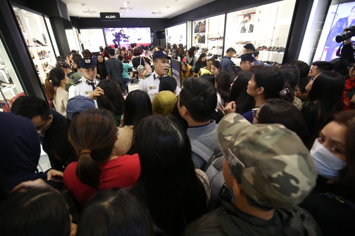 Hôm nay là ngày Black Friday, các trung tâm mua sắm vẫn như... ngày thường ảnh 9