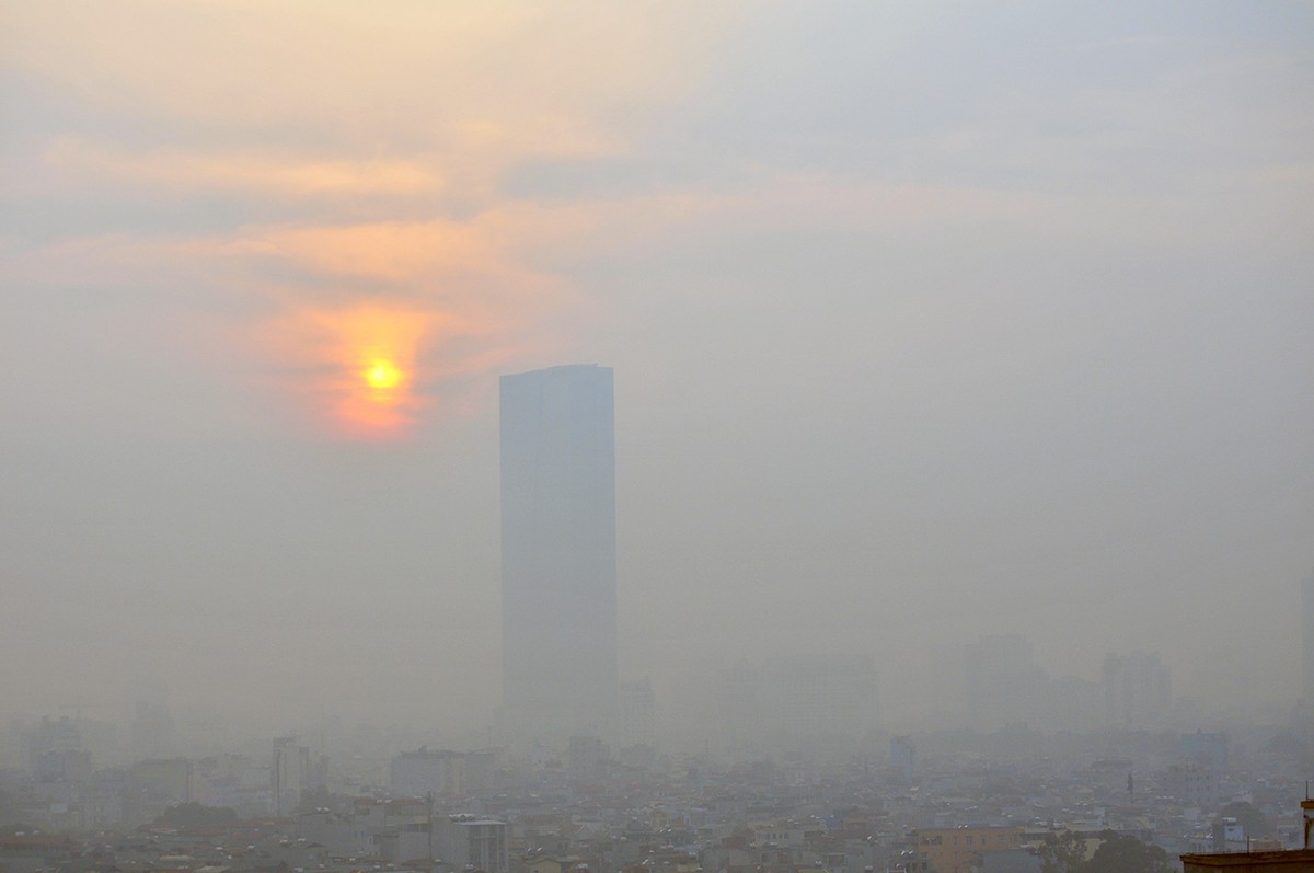 Hà Nội chìm trong sương mù sáng Giáng Sinh ảnh 7