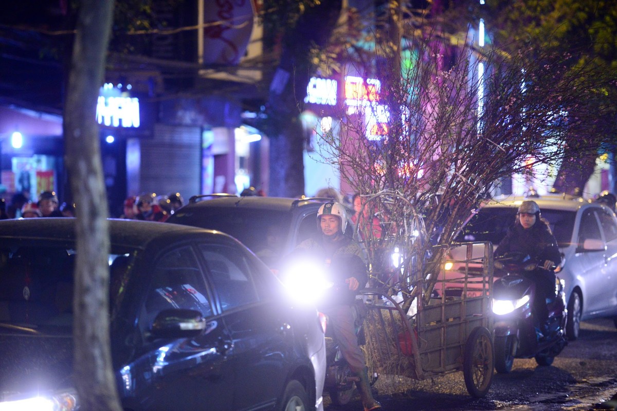 Đường phố Hà Nội tắc cứng ngày cận Tết ảnh 11