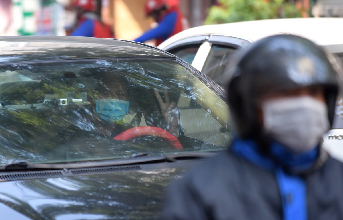 Đeo khẩu trang lái ô tô, uống cafe, đi mua sắm... thời virus Corona ảnh 10