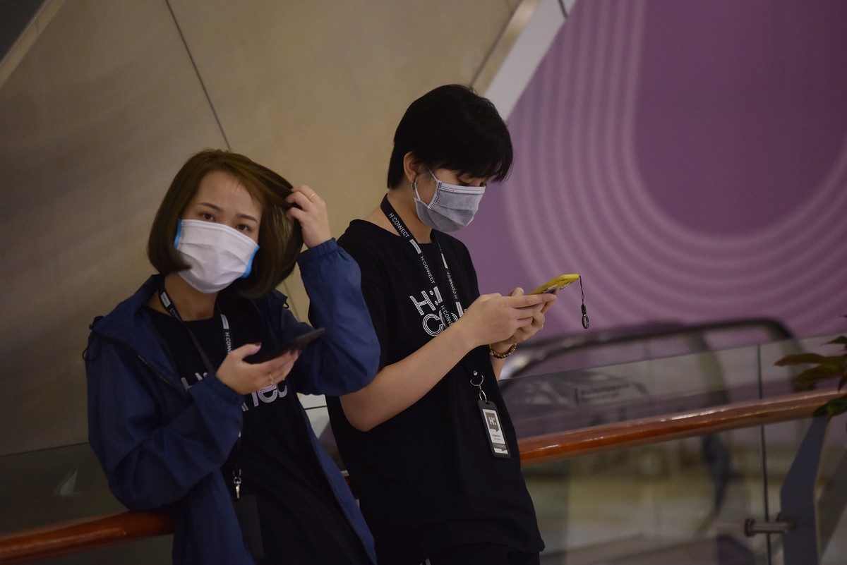 Đeo khẩu trang lái ô tô, uống cafe, đi mua sắm... thời virus Corona ảnh 6