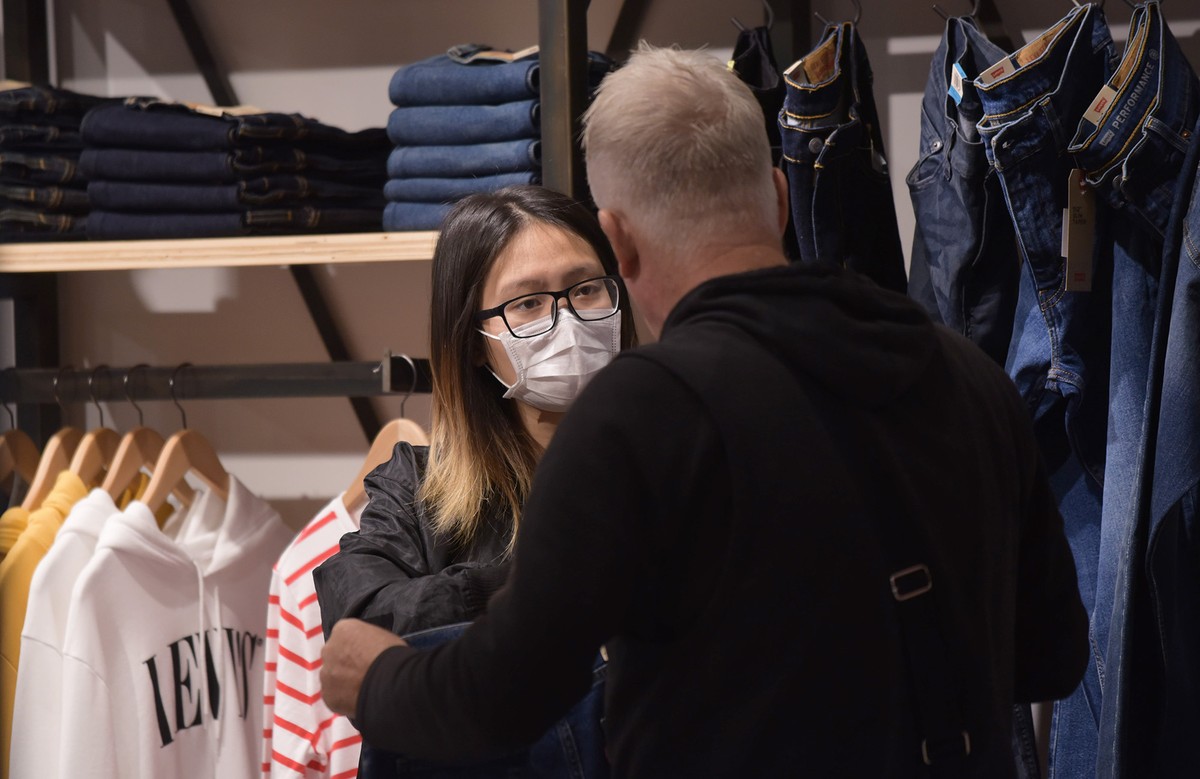 Đeo khẩu trang lái ô tô, uống cafe, đi mua sắm... thời virus Corona ảnh 5