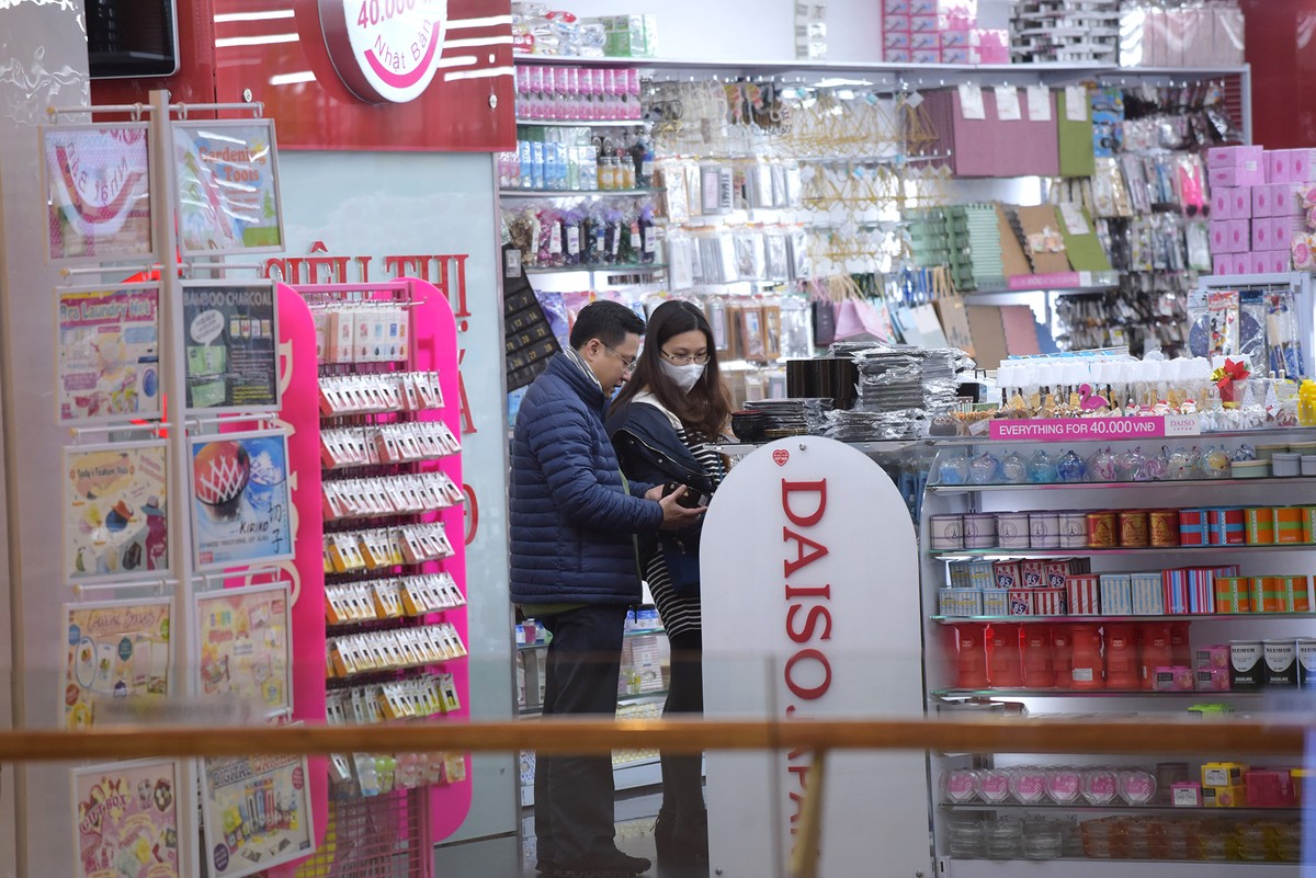 Đeo khẩu trang lái ô tô, uống cafe, đi mua sắm... thời virus Corona ảnh 7