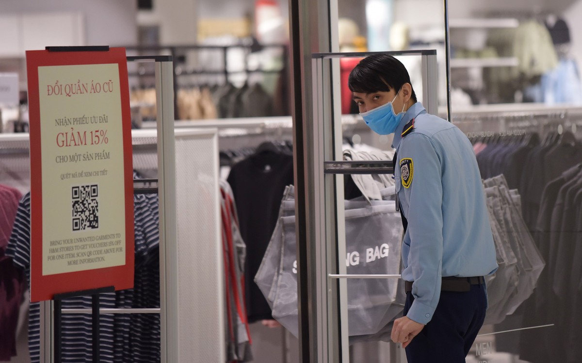 Đeo khẩu trang lái ô tô, uống cafe, đi mua sắm... thời virus Corona ảnh 8