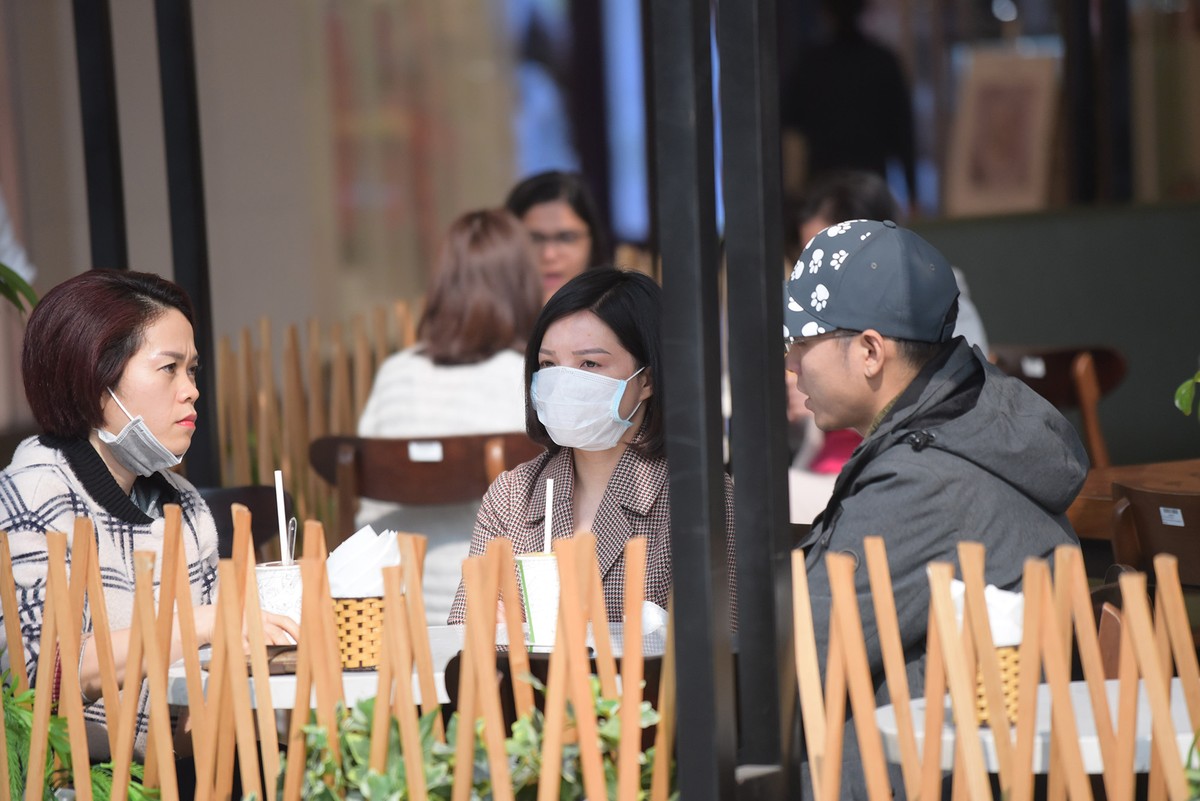 Đeo khẩu trang lái ô tô, uống cafe, đi mua sắm... thời virus Corona ảnh 4
