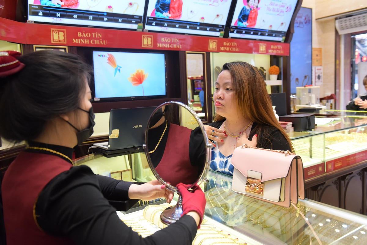 Giá vàng nhảy múa, người dân lại xếp hàng dài bán mua ảnh 10