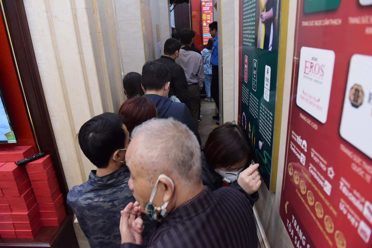 Giá vàng nhảy múa, người dân lại xếp hàng dài bán mua ảnh 7