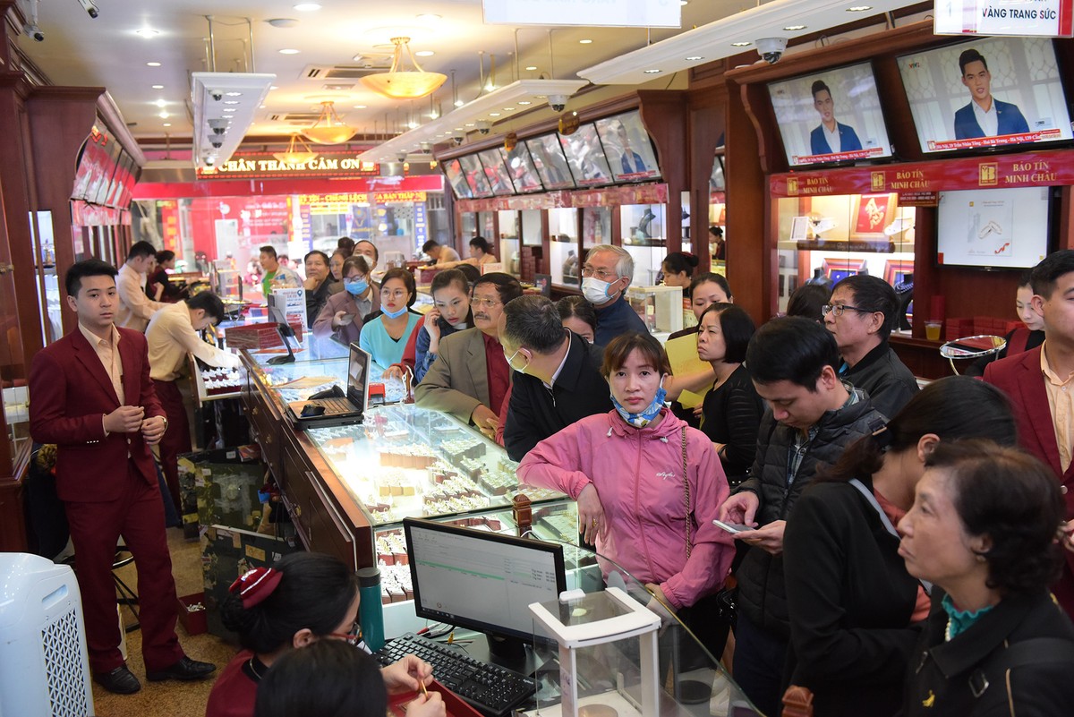 Giá vàng nhảy múa, người dân lại xếp hàng dài bán mua ảnh 8