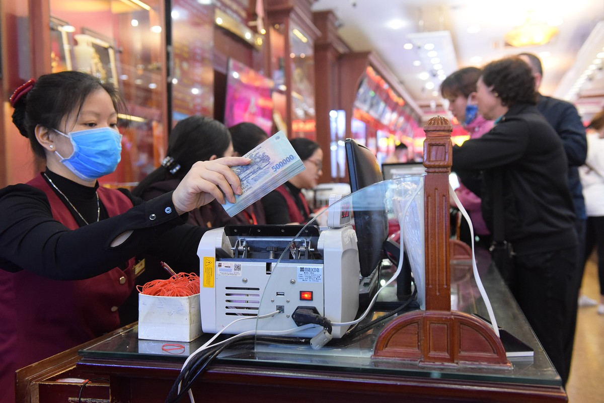 Giá vàng nhảy múa, người dân lại xếp hàng dài bán mua ảnh 11
