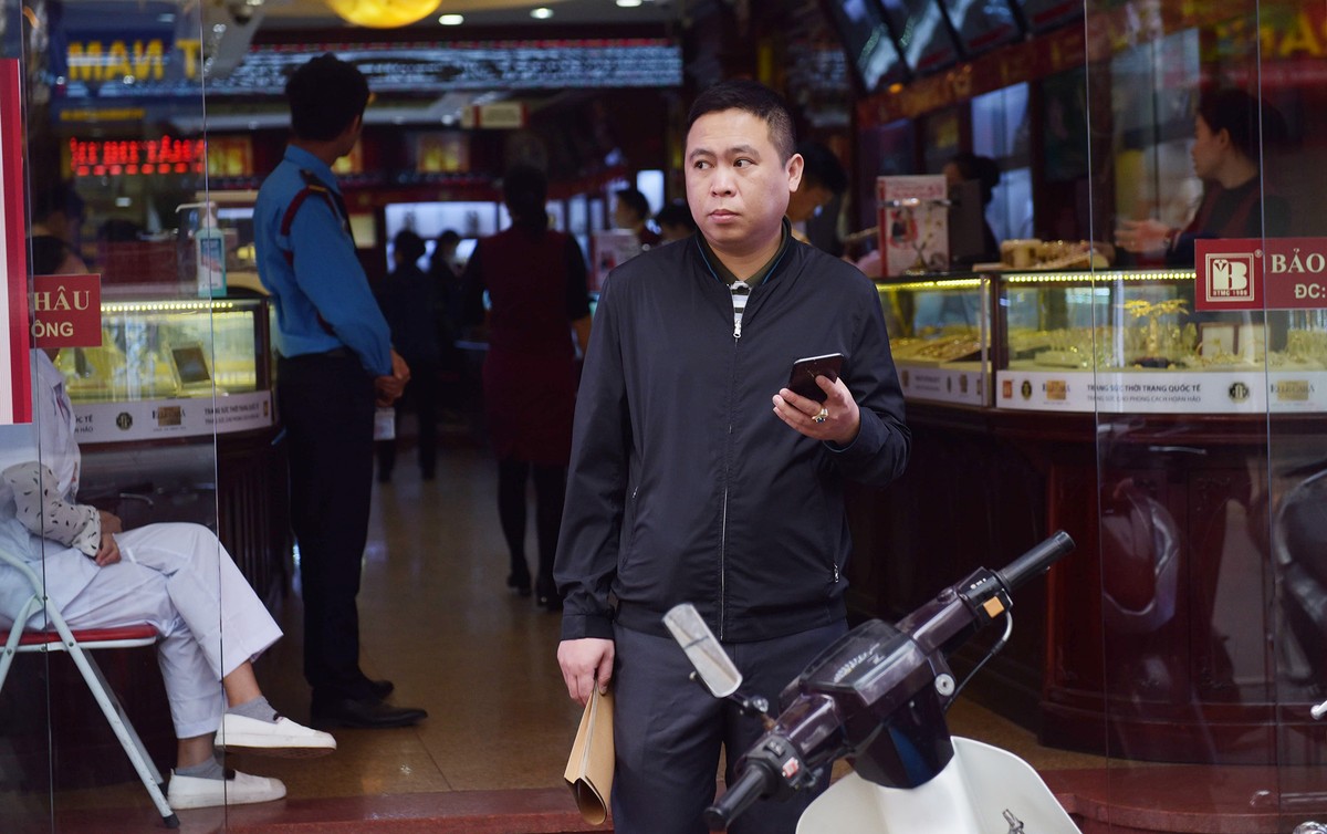 Giá vàng nhảy múa, người dân lại xếp hàng dài bán mua ảnh 12