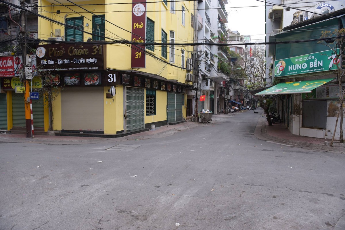 Hà Nội vắng như ngày tết, các nhà hàng, cửa hiệu đóng cửa hàng loạt vì dịch Covid - 19 ảnh 8