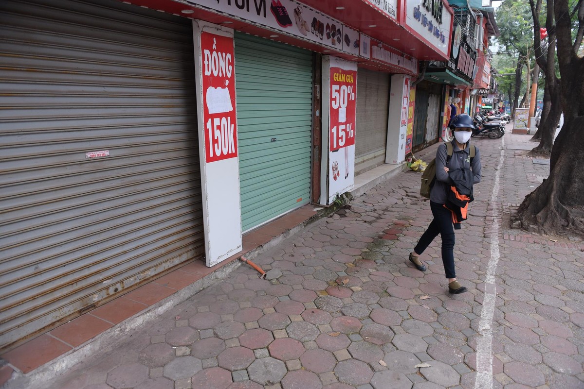 Hà Nội vắng như ngày tết, các nhà hàng, cửa hiệu đóng cửa hàng loạt vì dịch Covid - 19 ảnh 5
