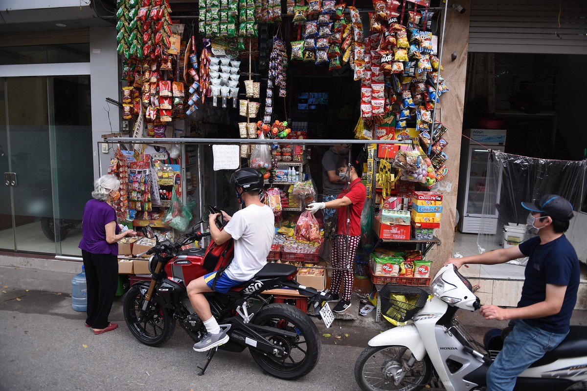Hà Nội sau khuyến cáo hạn chế ra khỏi nhà, vẫn có quán cafe mở cửa ảnh 6