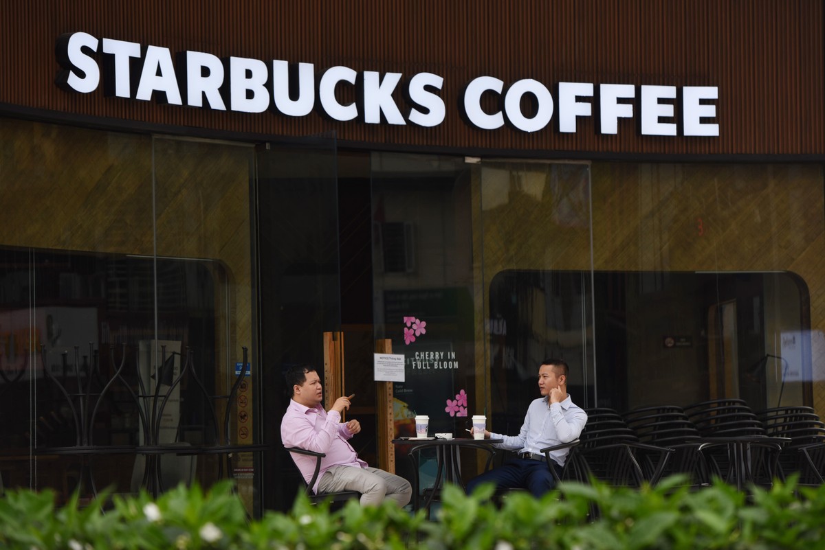 Hà Nội sau khuyến cáo hạn chế ra khỏi nhà, vẫn có quán cafe mở cửa ảnh 11