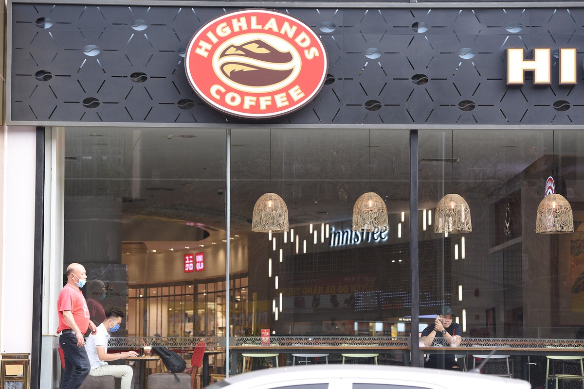 Hà Nội sau khuyến cáo hạn chế ra khỏi nhà, vẫn có quán cafe mở cửa ảnh 12