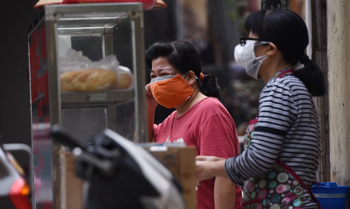 Hà Nội sau khuyến cáo hạn chế ra khỏi nhà, vẫn có quán cafe mở cửa ảnh 3