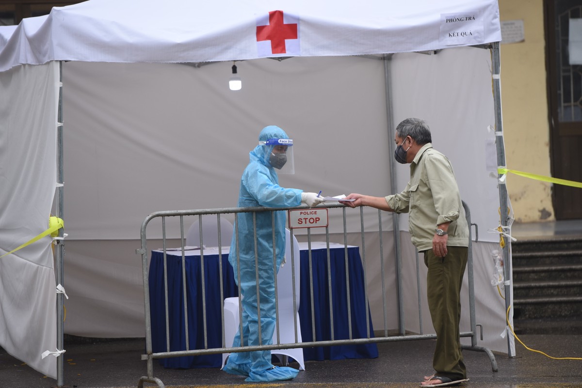 Quy trình test nhanh Covid - 19 trên diện rộng tại Hà Nội ảnh 13