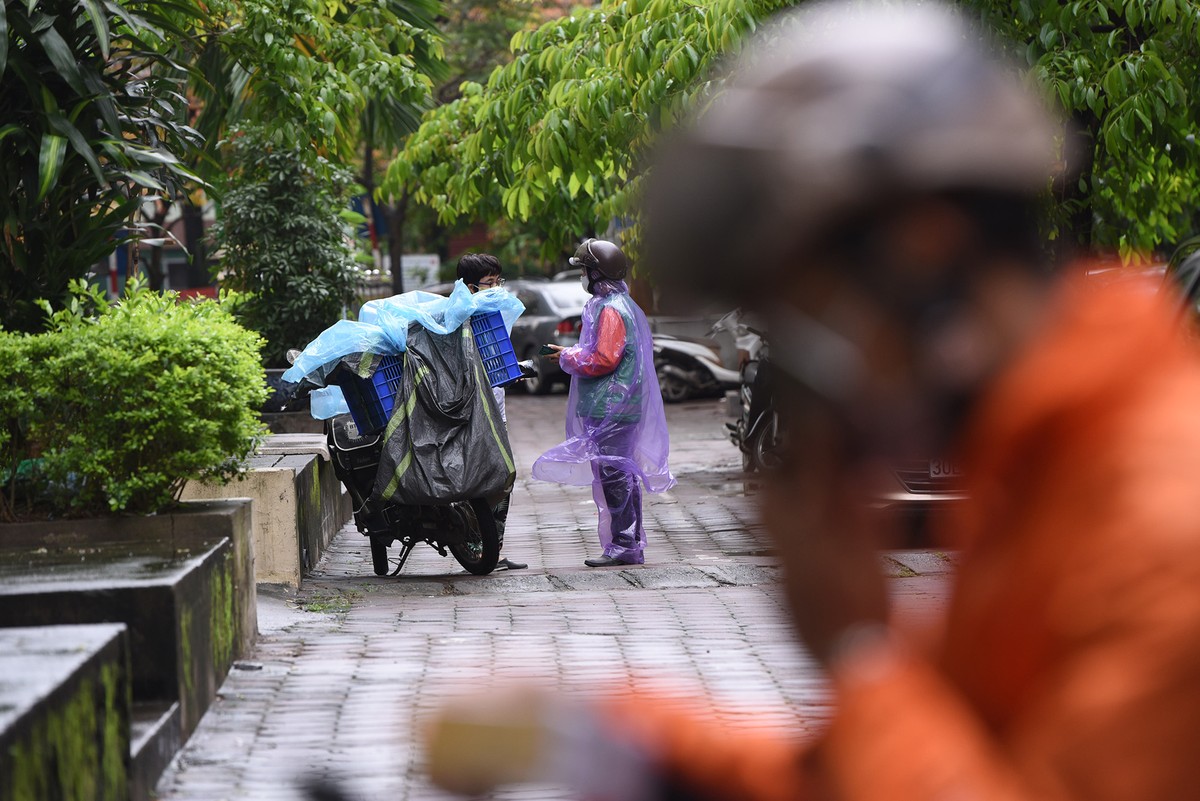 Shipper cháy đơn hàng trong ngày đầu Hà Nội xử phạt người ra đường không cần thiết ảnh 3