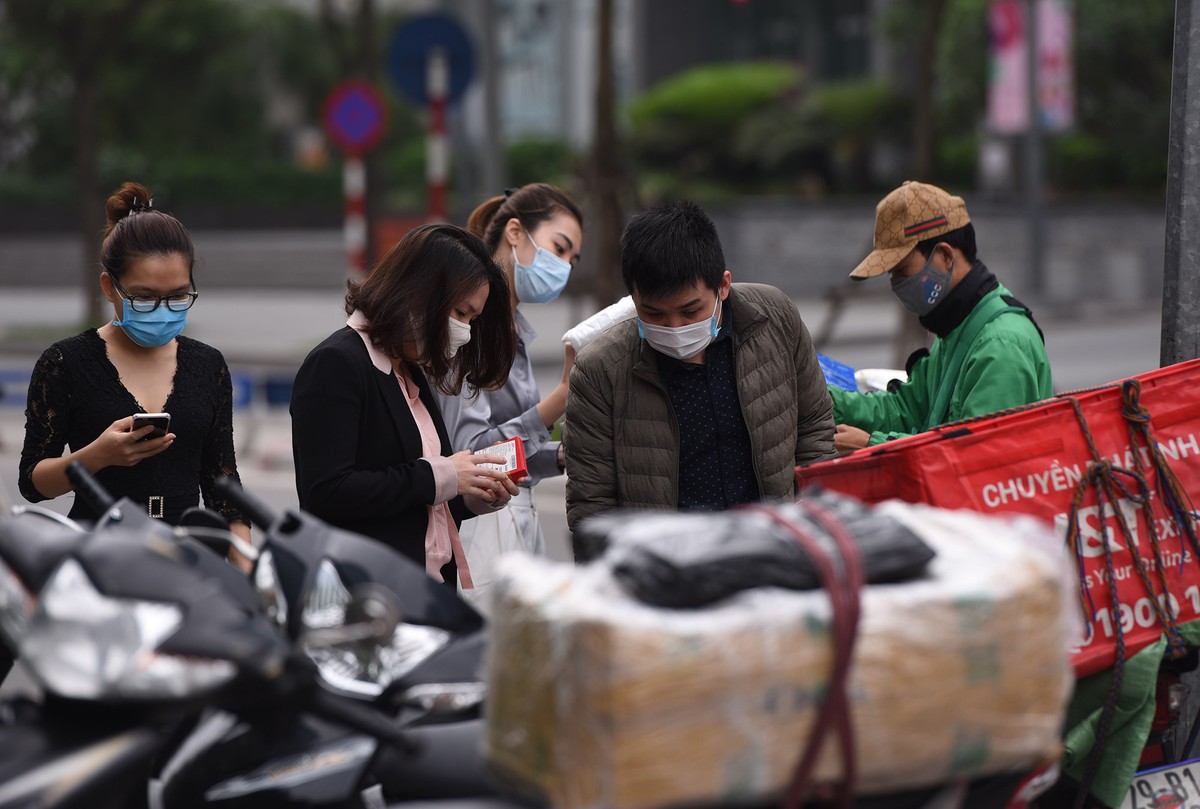 Shipper cháy đơn hàng trong ngày đầu Hà Nội xử phạt người ra đường không cần thiết ảnh 4