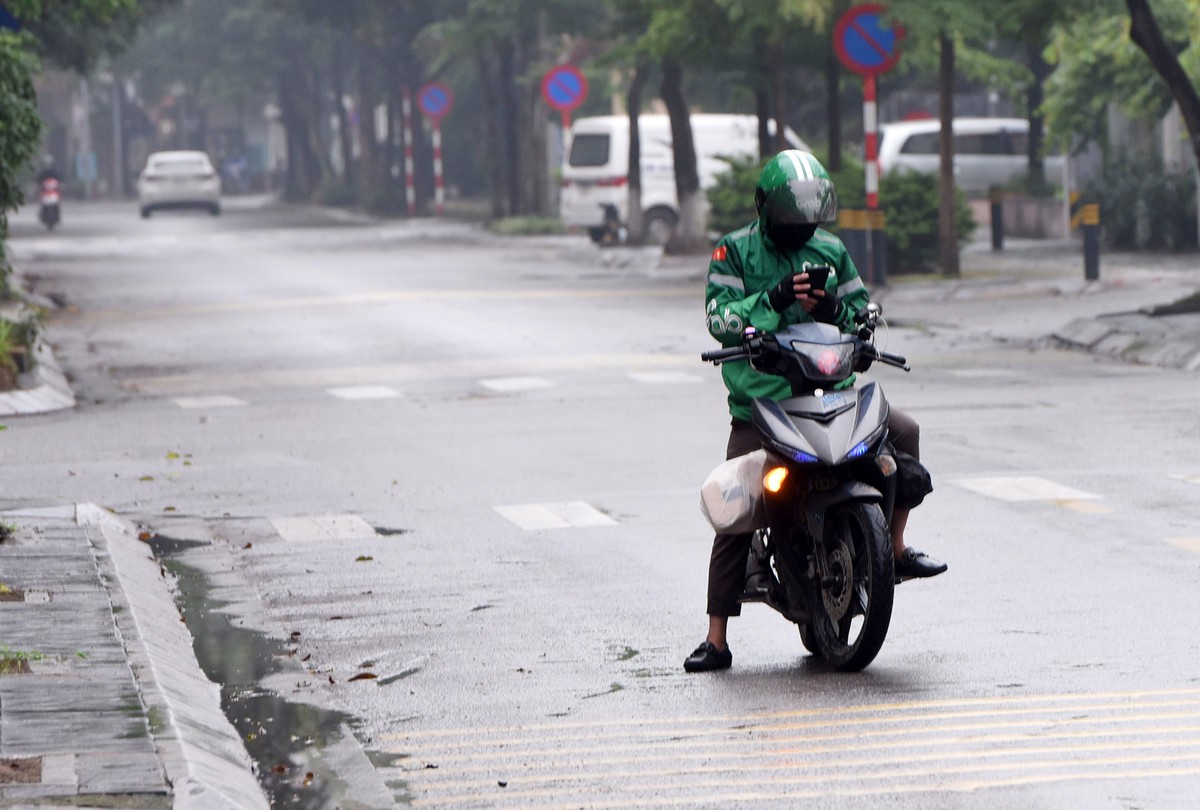 Shipper cháy đơn hàng trong ngày đầu Hà Nội xử phạt người ra đường không cần thiết ảnh 2