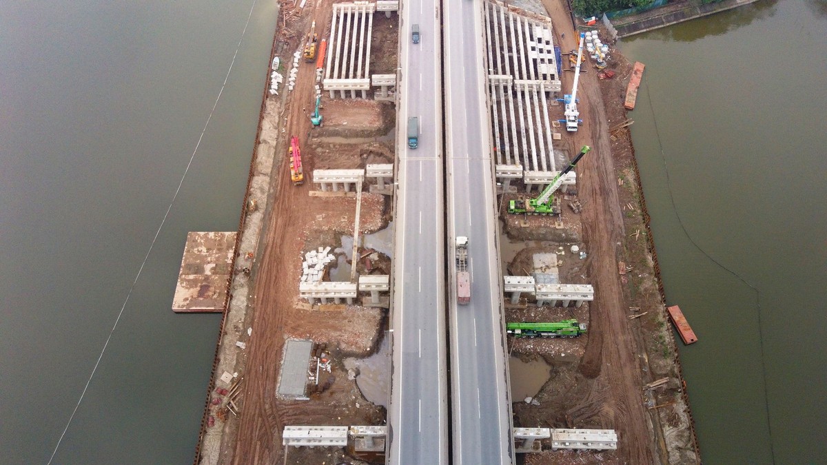 Công trường nhộn nhịp tại hai cây cầu trăm tỷ đi qua mặt hồ Linh Đàm ảnh 2