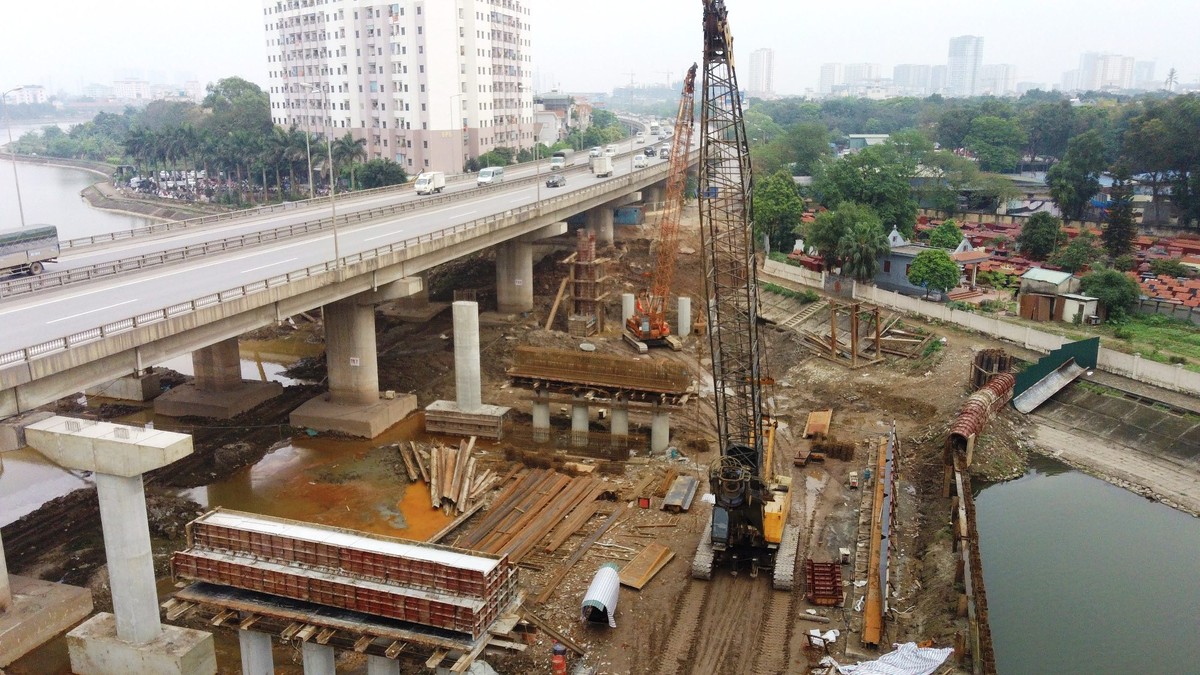 Công trường nhộn nhịp tại hai cây cầu trăm tỷ đi qua mặt hồ Linh Đàm ảnh 4
