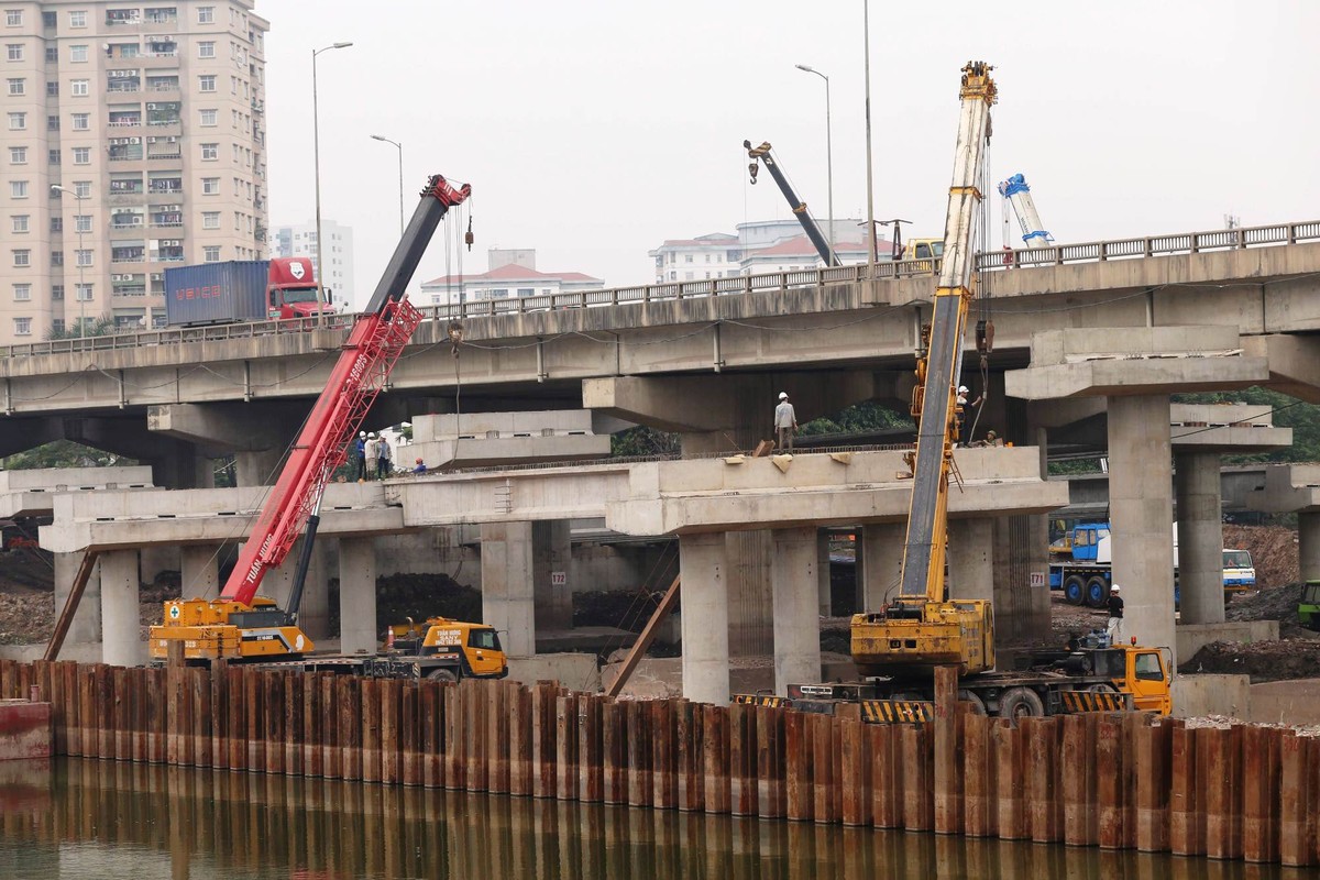 Công trường nhộn nhịp tại hai cây cầu trăm tỷ đi qua mặt hồ Linh Đàm ảnh 8