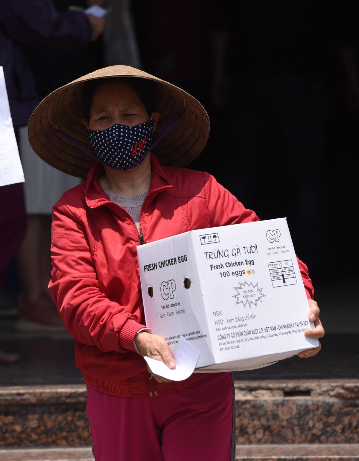 Dân nghèo đội nắng nóng xếp hàng chờ shopping siêu thị 0 đồng ảnh 9